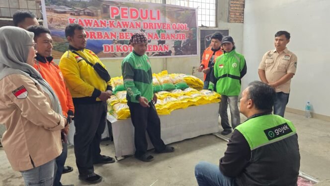 
 Solidaritas Ojol Medan: Salurkan Bantuan Sembako untuk Korban Banjir