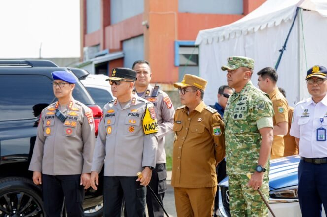 
 Gubernur Banten Dampingi Menko PMK dan Kapolri Pastikan Kesiapan Arus Mudik Natal dan Tahun Baru di Pelabuhan Merak