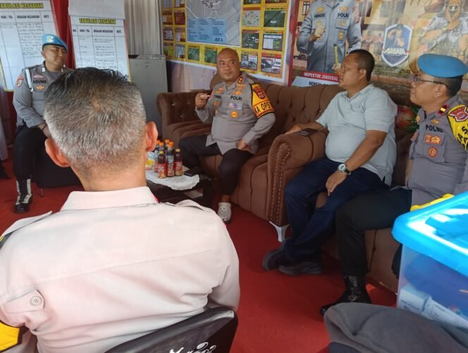 
 Kapolres Serang Tinjau Pospam Natal dan Tahun Baru di Jalur Arteri Serang–Jakarta