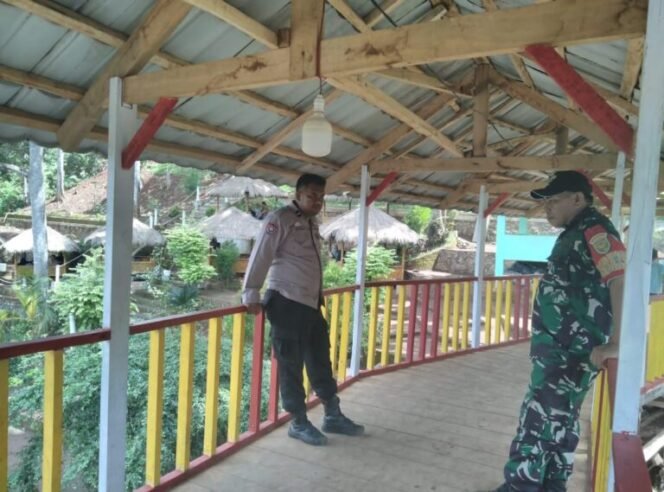 
 Libur Nataru Aman, Polres Way Kanan Gelar Patroli di Objek Wisata