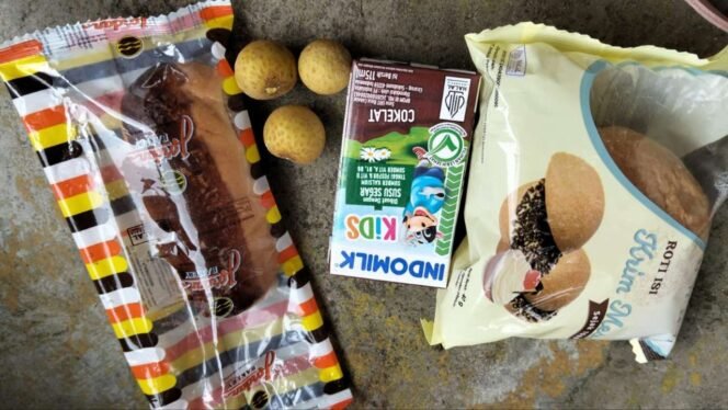 
 Menu Makan Bergizi Gratis di Pangkalan Kerinci Disorot, Siswa Hanya Terima Roti dan Susu