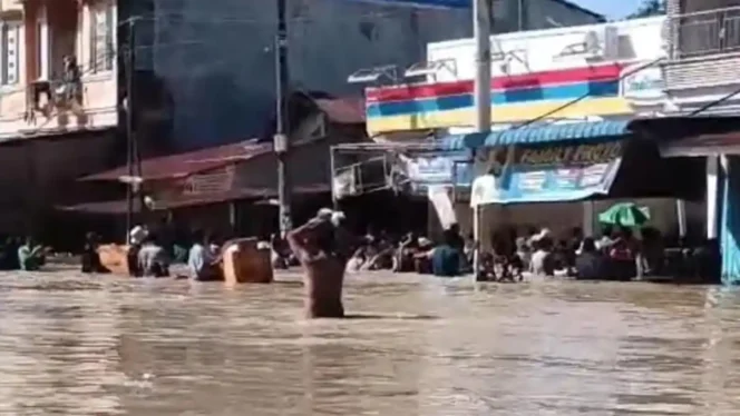 
 Warga Tanjung Pura Kehabisan Kesabaran saat Banjir Melanda, Gerai Ritel Modern Dijarah karena Bantuan Tak Kunjung Datang