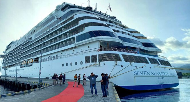 
 Kedatangan Kapal Pesiar Mewah Seven Seas Explorer Sambut Wisatawan Internasional di Tanjung Priok
