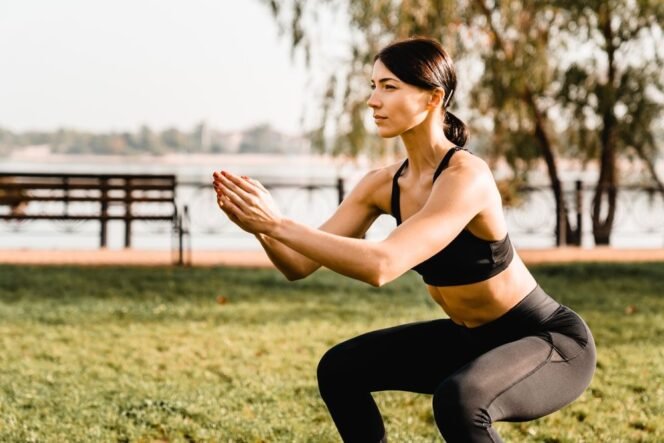 
 6 Manfaat Walking Pose untuk Menguatkan Lutut dan Meningkatkan Stabilitas Tubuh