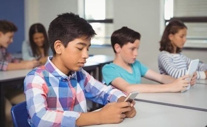 
 Singapura Terapkan Larangan Total Penggunaan Ponsel dan Smartwatch di Sekolah Mulai 2026