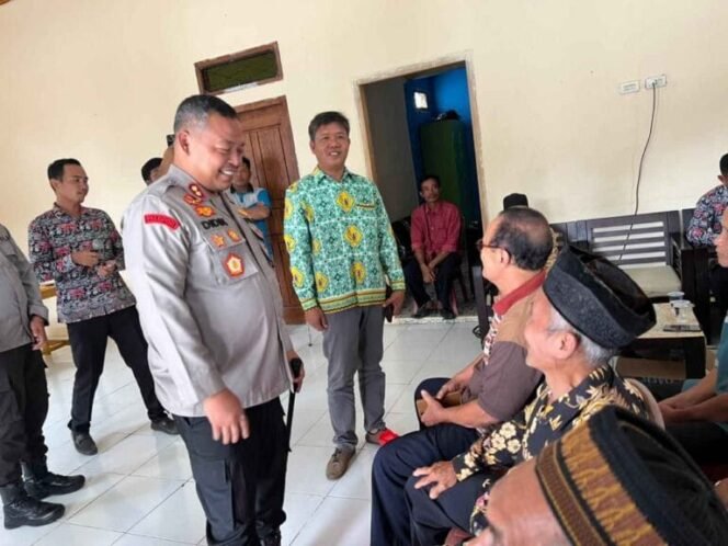 
 Wujud Kepedulian Polri, Kapolres Way Kanan Salurkan Bansos untuk Warga Blambangan Umpu